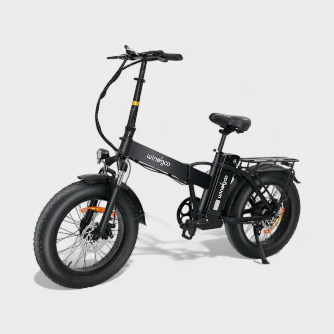 Zwarte vouwbare elektrische fiets met dikke banden.